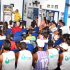 Atletas do basquete ouvem instruções de Barbosa.a