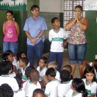 Diretora da escola se emociona na entrega dos brinquedosc.