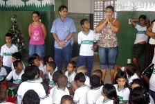 Diretora da escola se emociona na entrega dos brinquedosc.