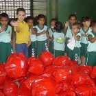 Crianças da creche comemoram chegada dos brinquedosra