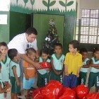 Thiago Simões, do Idese, entrega brinquedos para alunos da crechemr