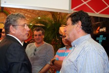 Governador de Alagoas Téo Vilela e o senador Euclides Mello em visita ao estande do Idesett