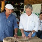 Dr. Márcio Paiva e o governador Teotonio Vilela Filho conferindo os produtosap