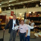 Empresário inglês visita stand e leva alguns produtos das artesãsmr