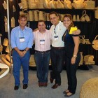 Sr. Thiago de Freitas (banco Cruzeiro do Sul) e sua esposa visitam o stand e admiram de perto os produtos das artesãsij