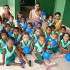 Crianças da creche, momentos antes da entrega dos brinquedosdp