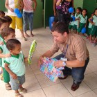 Thiago Simões (Idese) entregando brinquedos aos alunos da crechem r