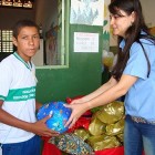 Carolina Lessa - Psicóloga da Usina Coruripe e voluntária do Idese ajudando na entrega dos presentesa>