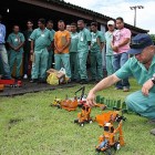 Colaborador da empresa divulga seu trabalho artesanal - réplica de máquinas agrícolas//