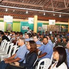 Público comparece ao evento e parabeniza as palestrase