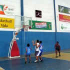 Alunos jogam basquete para se divertirem>h